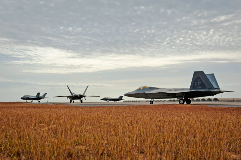 Illustration for article titled Cool photos of F-22s and F-35s flying together for the first time